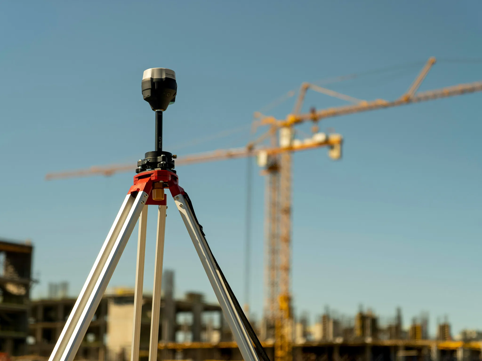 Equipo GNSS diferencial instalado para levantamientos topográficos precisos.
