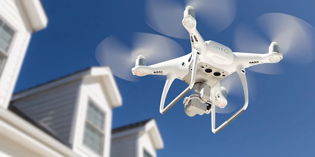 Supervisión de proyecto inmobiliario utilizando drones para documentación visual.