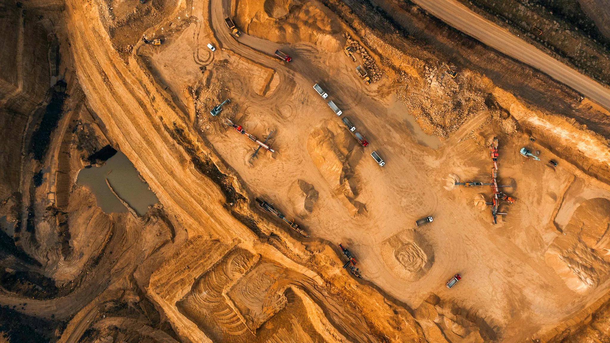 Drones operando en el sector minero para monitoreo de recursos.