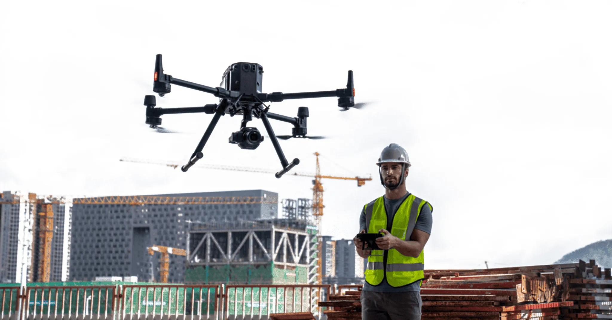 Operador de drone en obra en construcción.
