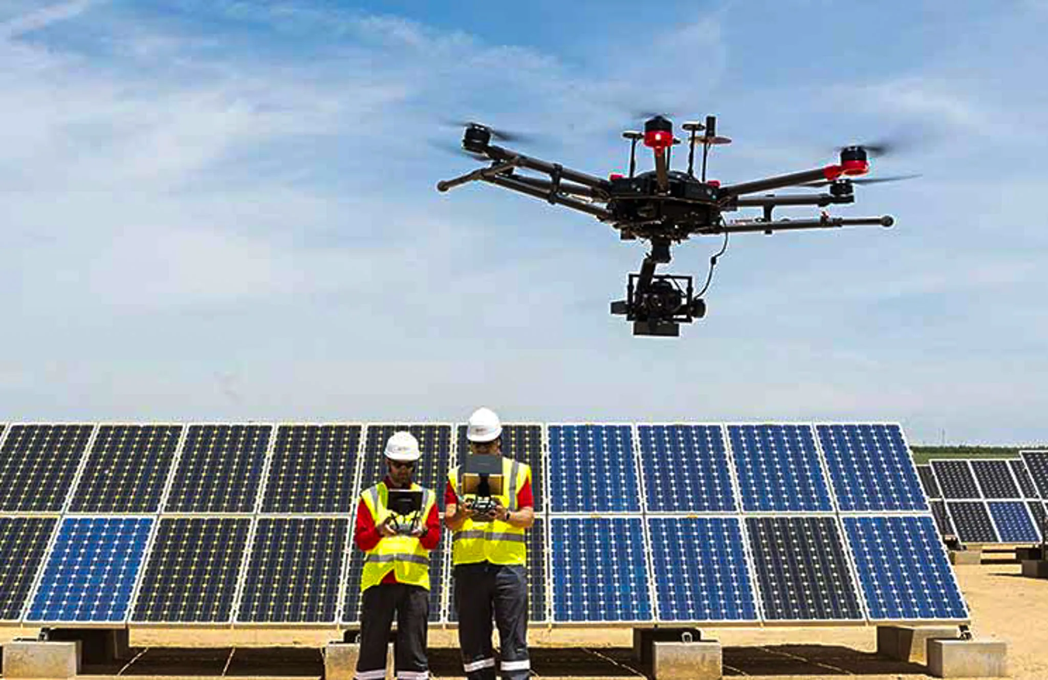 Inspección de paneles solares con drones para optimizar el rendimiento energético.
