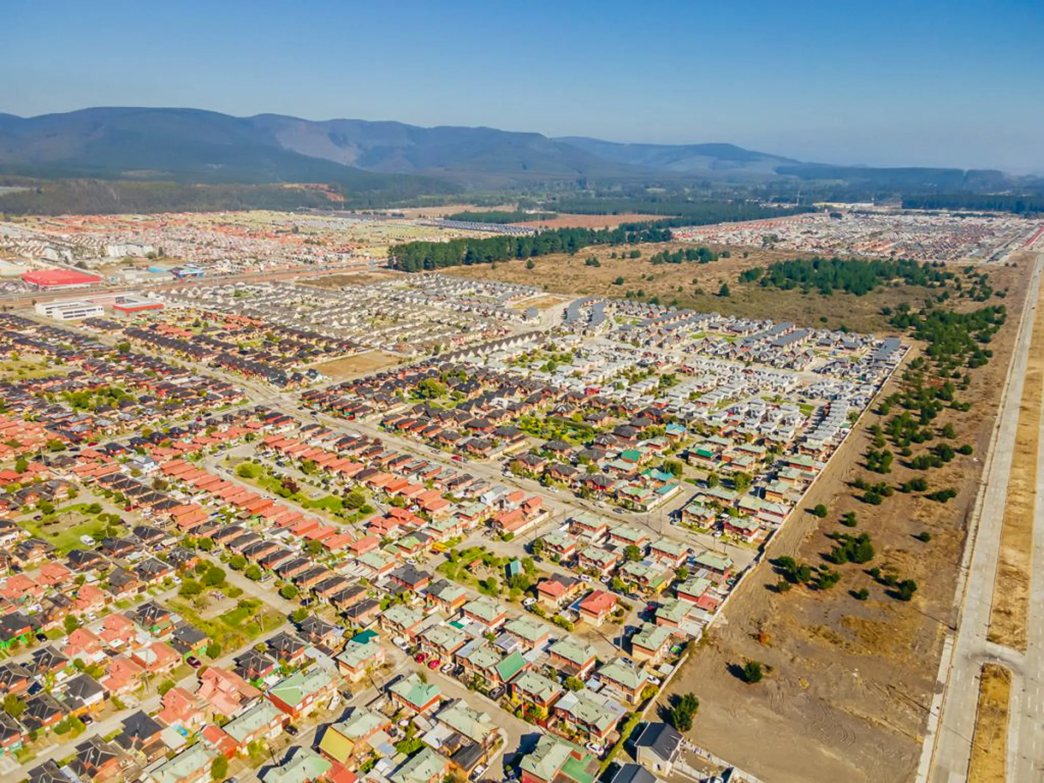 Supervisión de proyecto inmobiliario utilizando drones para documentación visual.